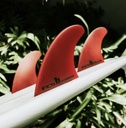 FCS II ACCELERATOR NEO GLASS LARGE RED TRI FINS